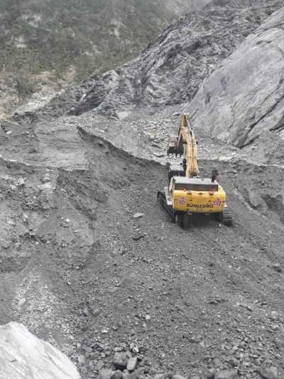 馬太鞍堰塞湖湖水幾已見底，完成壩體降挖階段性任務。